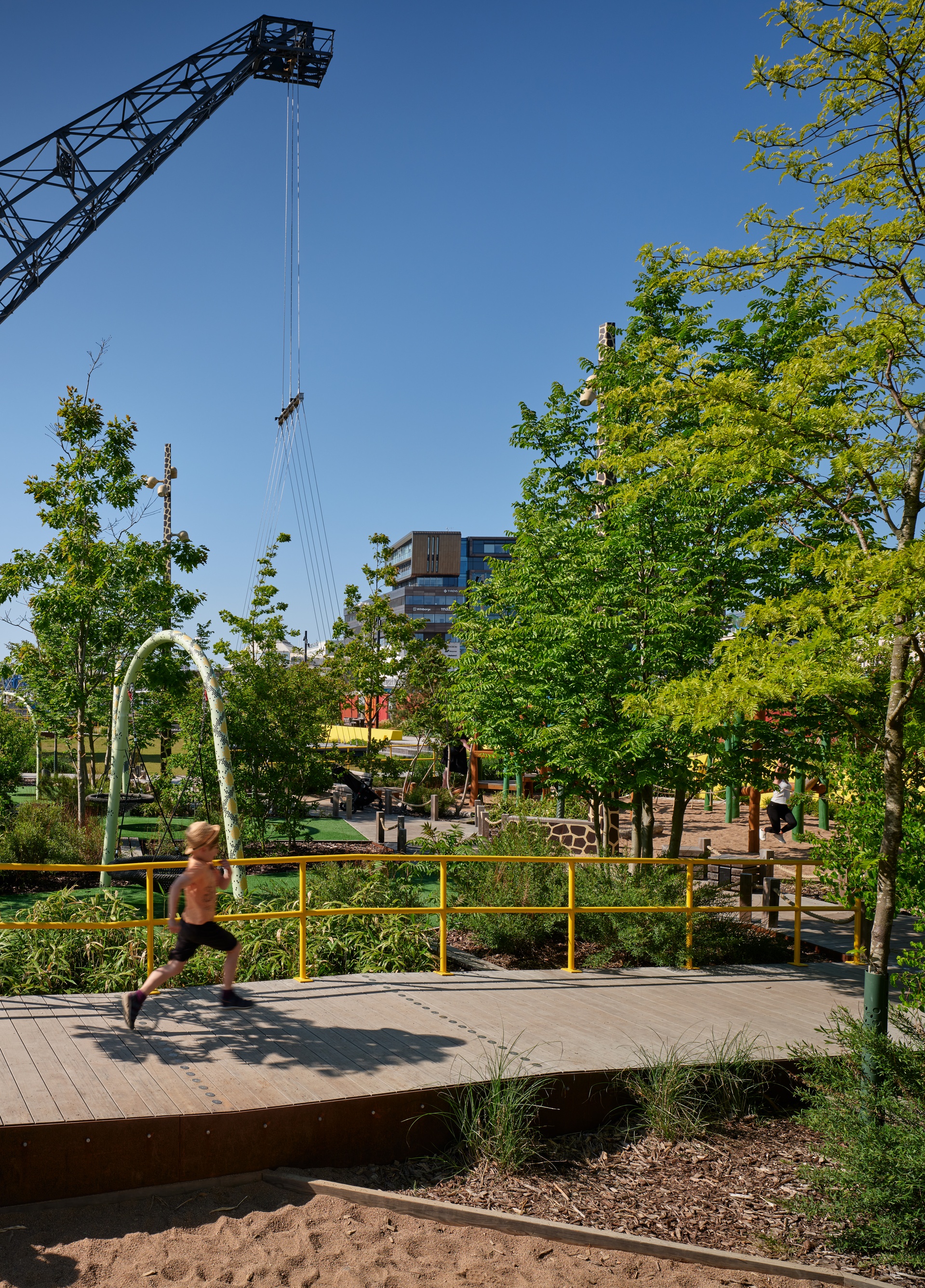 Barn springer mot lekparken Djungellekan i Dockanparken