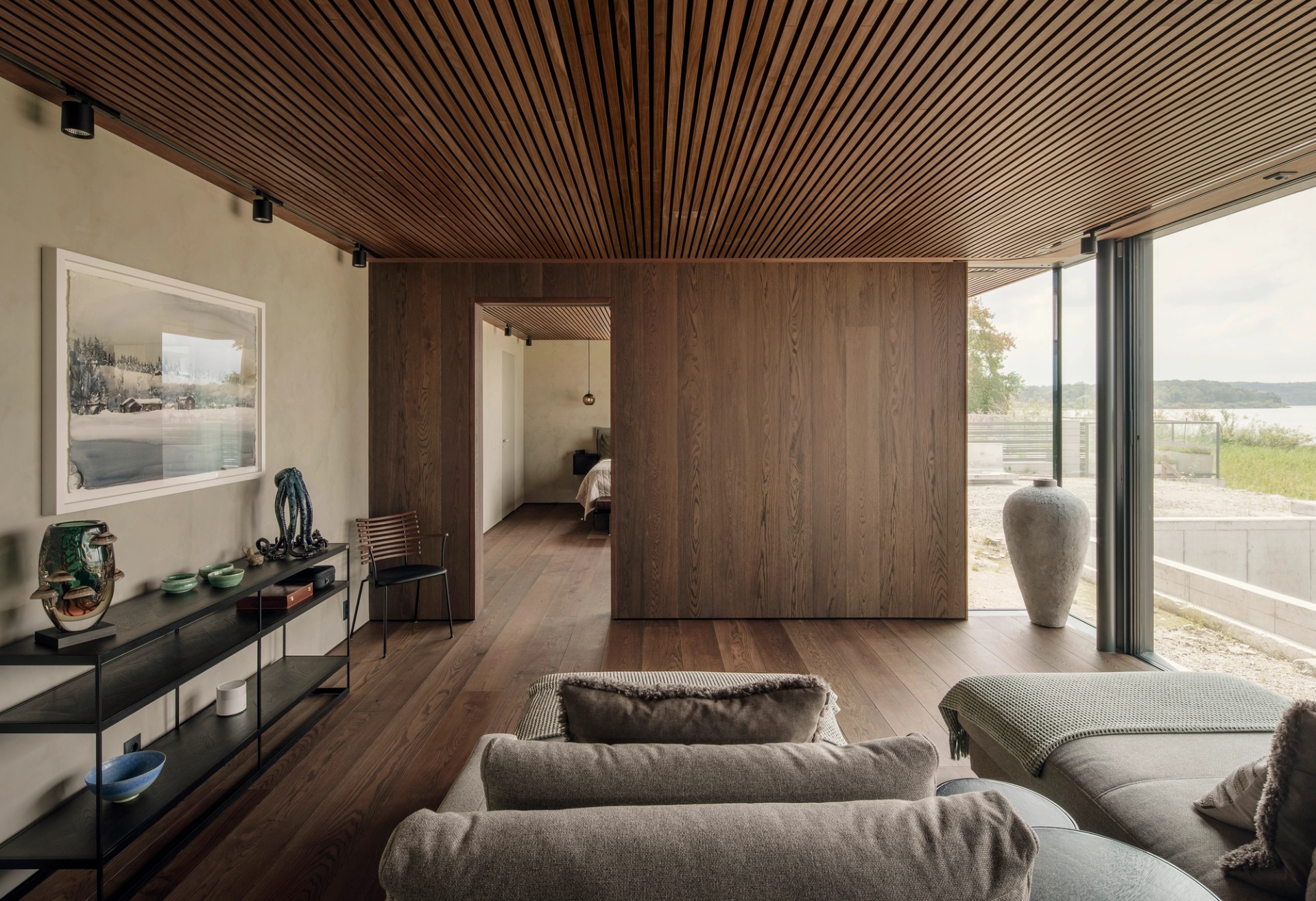 Villa P, sovrum, lounge, utblick mot hav. Ritat av Arkitekterna Krook & Tjäder. Fotograf Felix Gerlach
