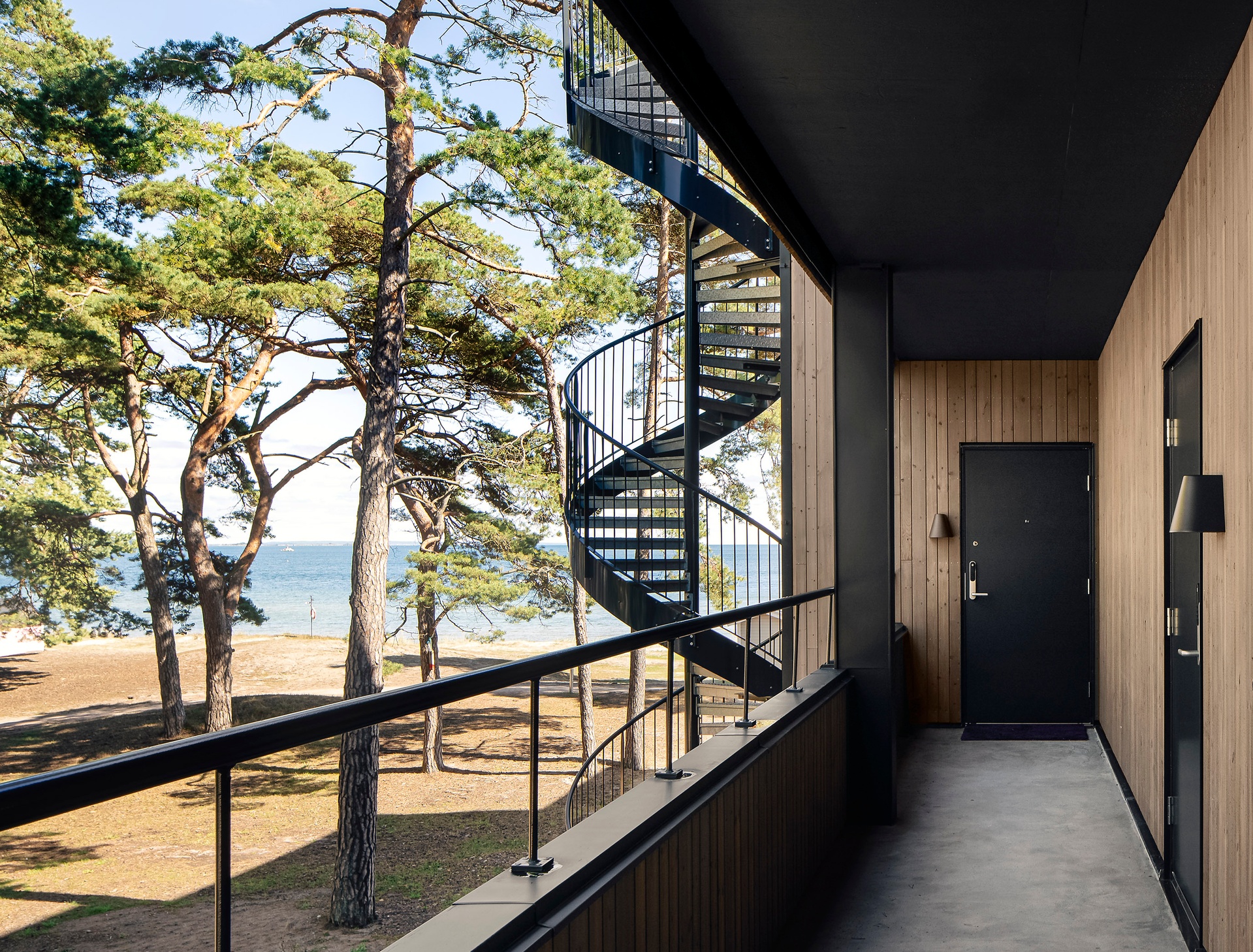 Loftgång och vy mot stranden och havet från Åhus Seaside Bostäder