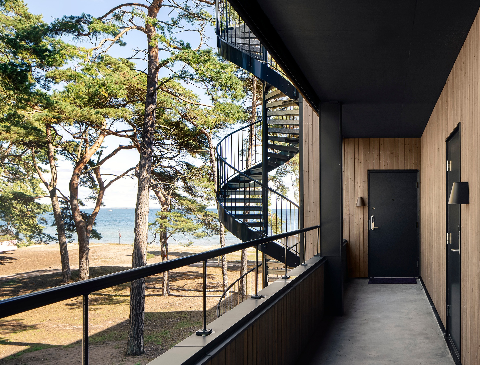 Loftgång och vy mot stranden och havet från Åhus Seaside Bostäder 