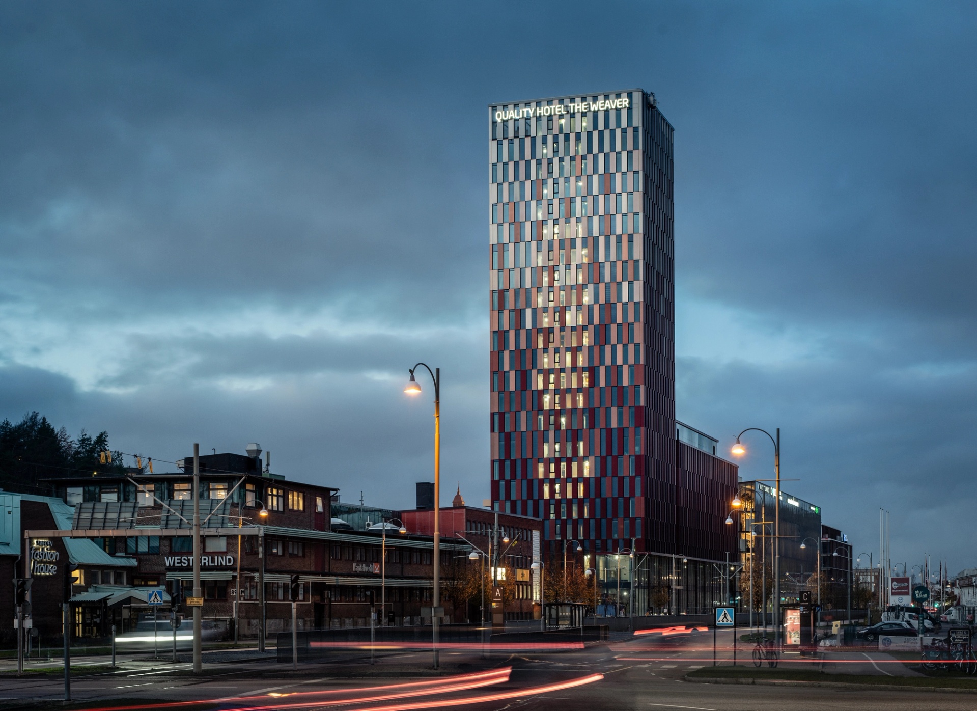 Quality Hotel The Weaver. Fasaden består av smala höga partier av glas och högkvalitativ fasadplåt