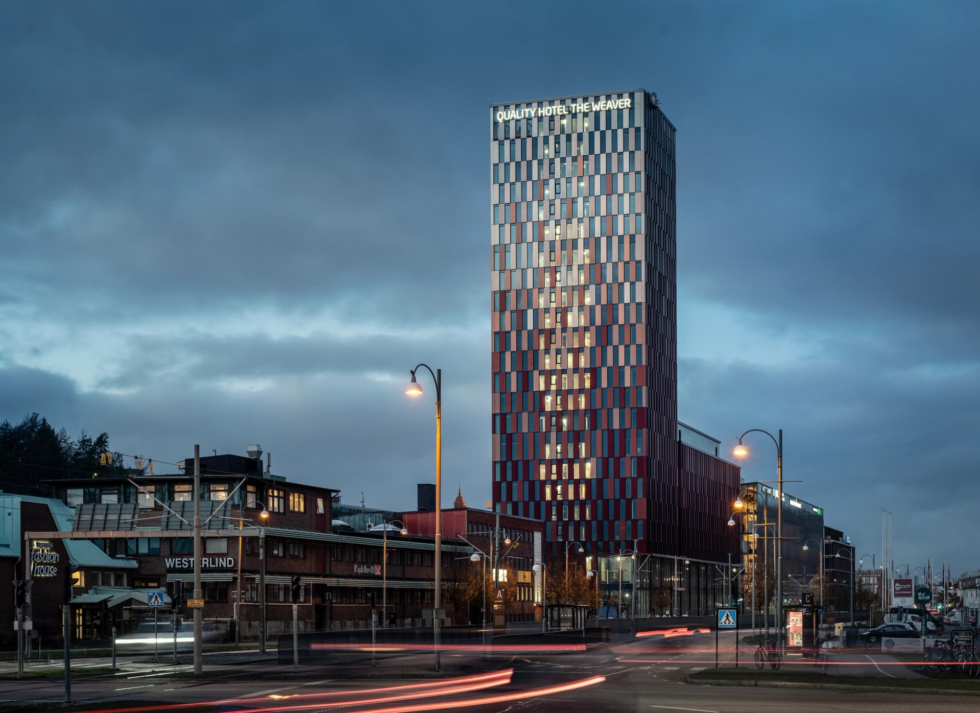 Quality Hotel The Weaver. Fasaden består av smala höga partier av glas och högkvalitativ fasadplåt 