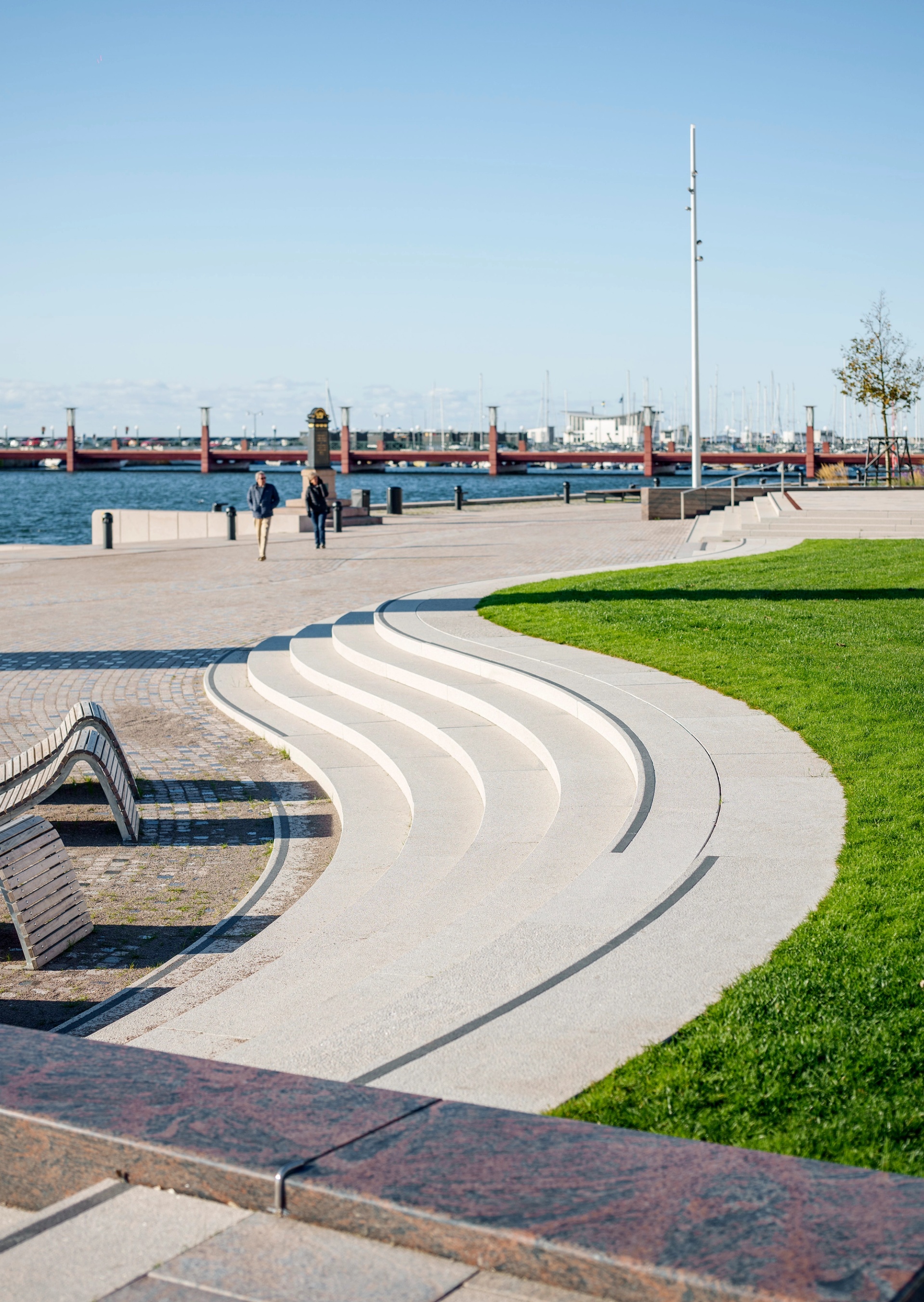 Ångfärjeparken kajpromenad med vågformad trappa