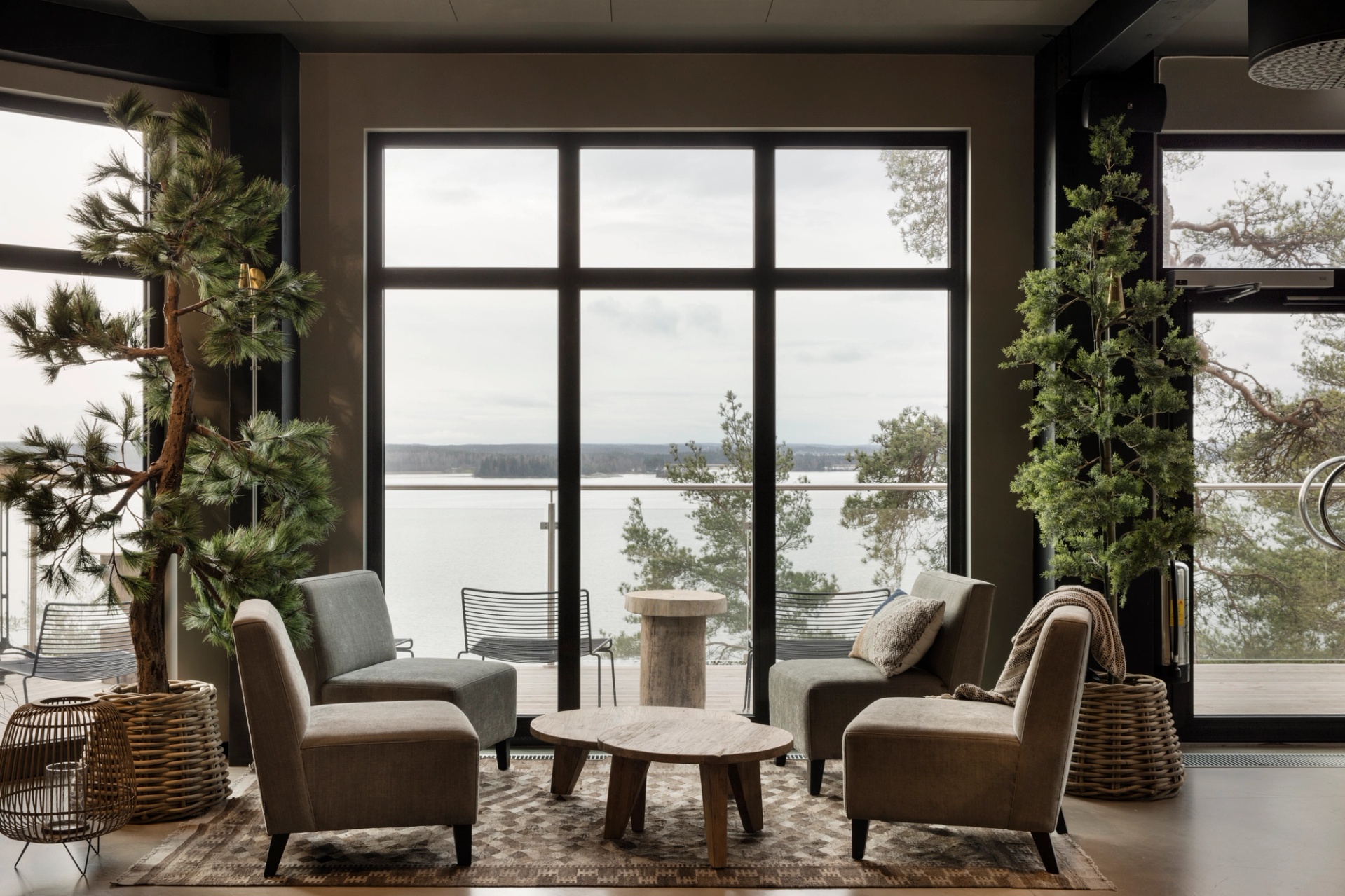 Vildmarkshotellet sittgrupp med utsikt