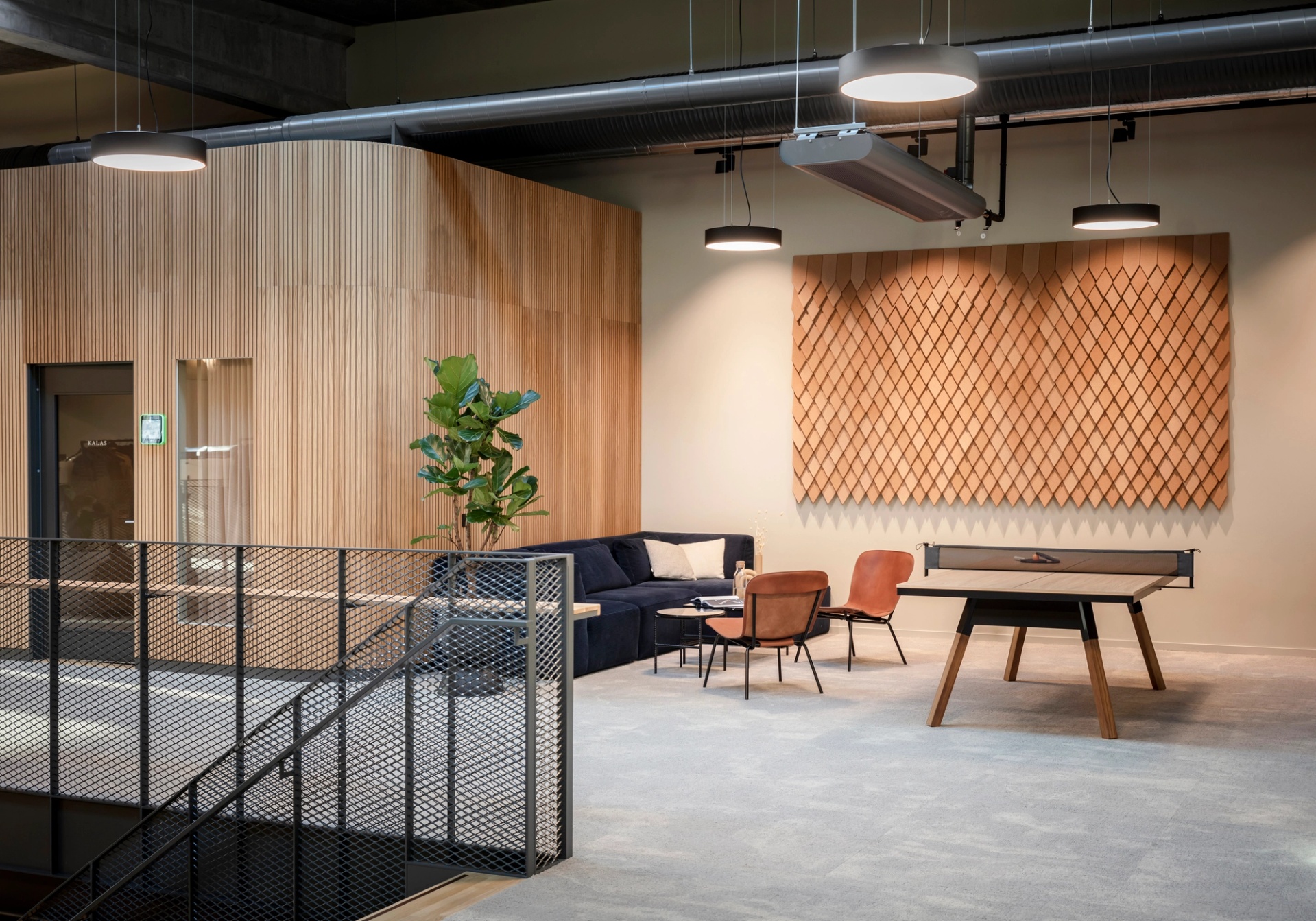 Corem kontor i Göteborg - konferensrum med runda väggar beklädda i träpaneler.