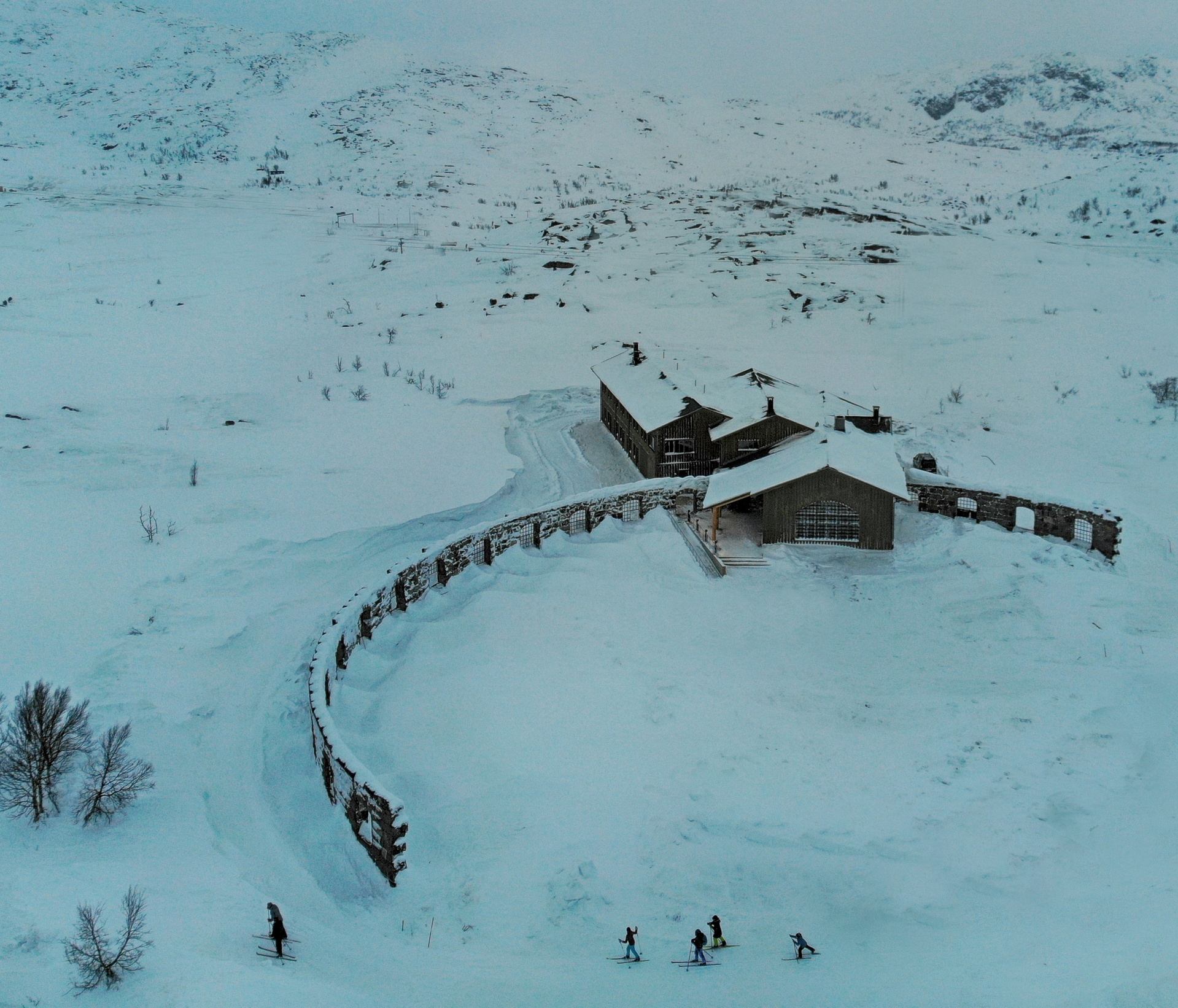 Niehku Mountain Villa exteriör i vinterlandskap med skidåkare