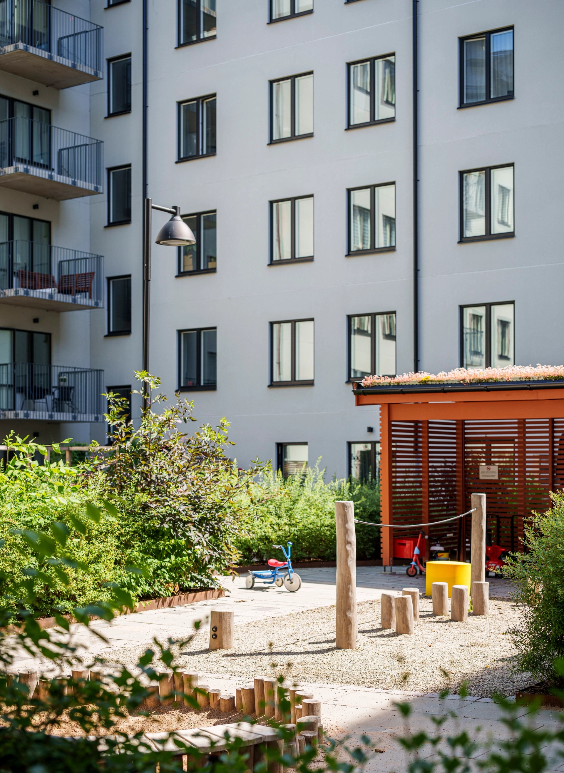 Innergård Lundby park. Pergola och lekplats.