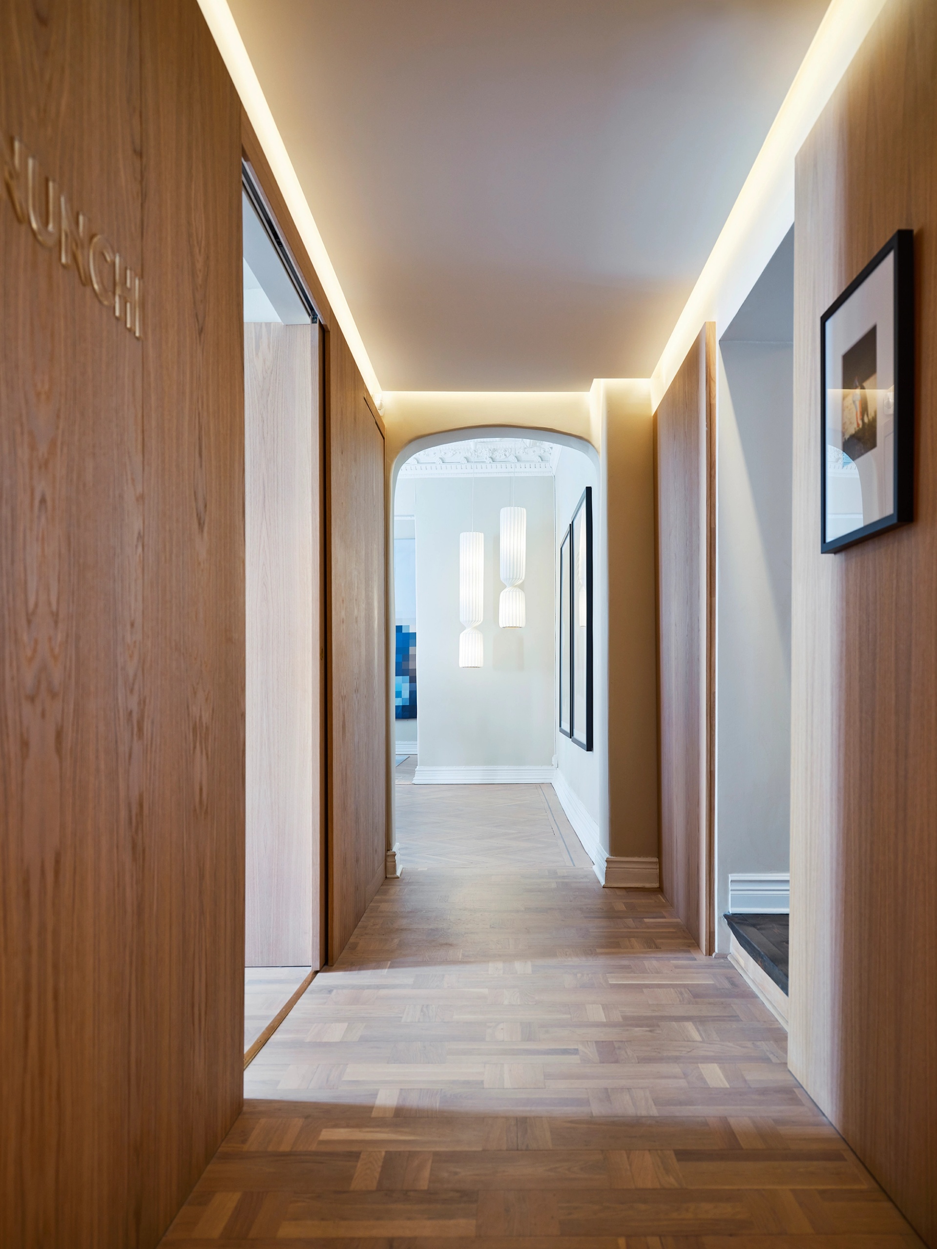 Korridor med ljusa träslag Nunchi