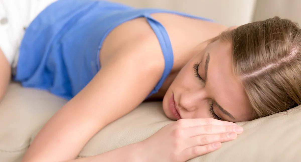 Dormir sur le ventre : Les conséquences pour votre sommeil et votre santé