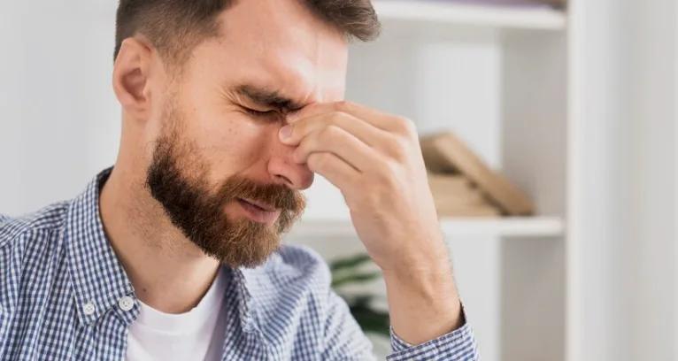 Pourquoi vous vomissez (ou avez envie de vomir) pendant une migraine ?