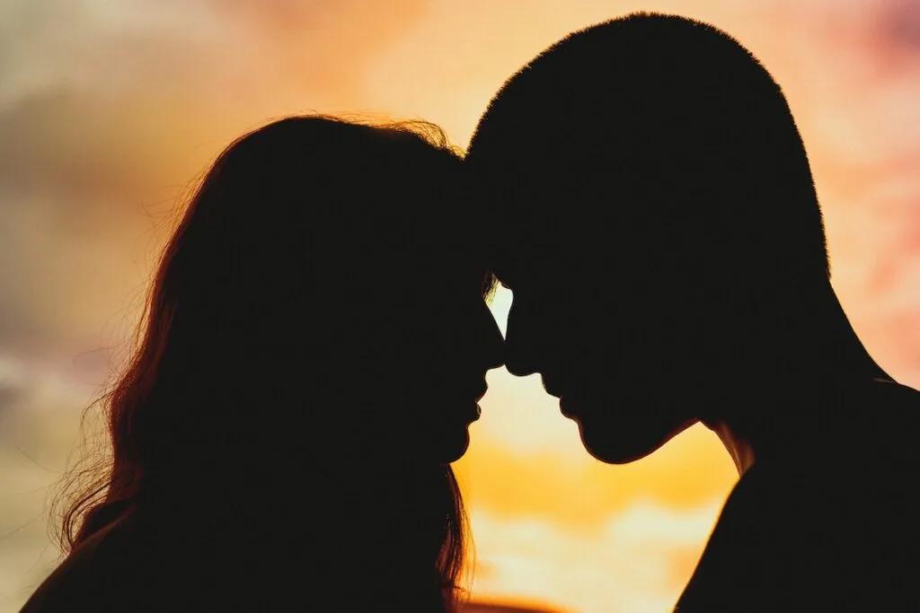 Les 10 Signes du Coup de Foudre Chez l’Homme