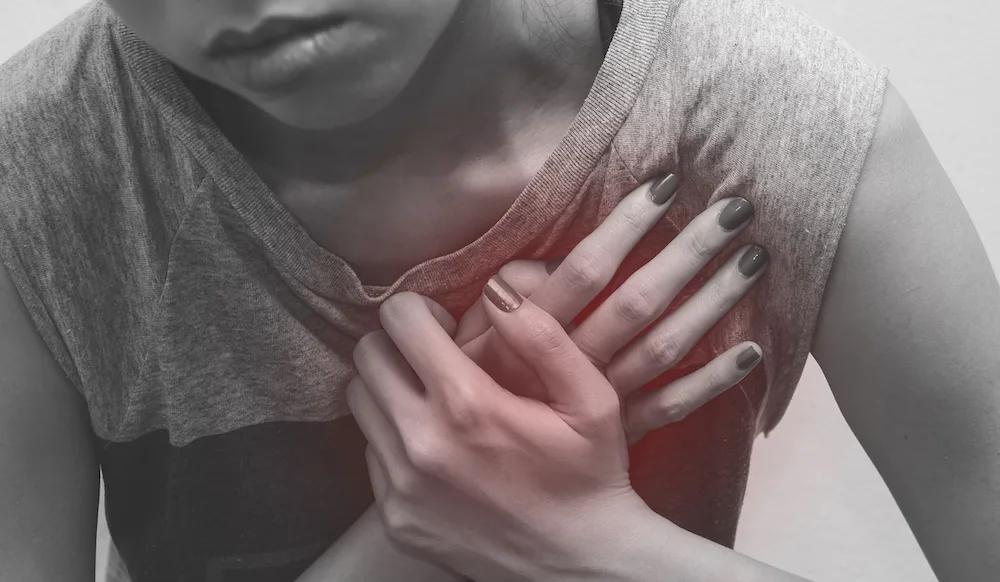 Quelle est la cause de la douleur dans le côté droit de ma poitrine ?