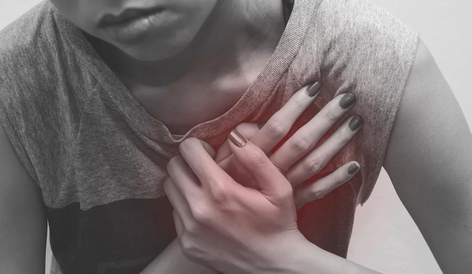 Quelle est la cause de la douleur dans le côté droit de ma poitrine ?