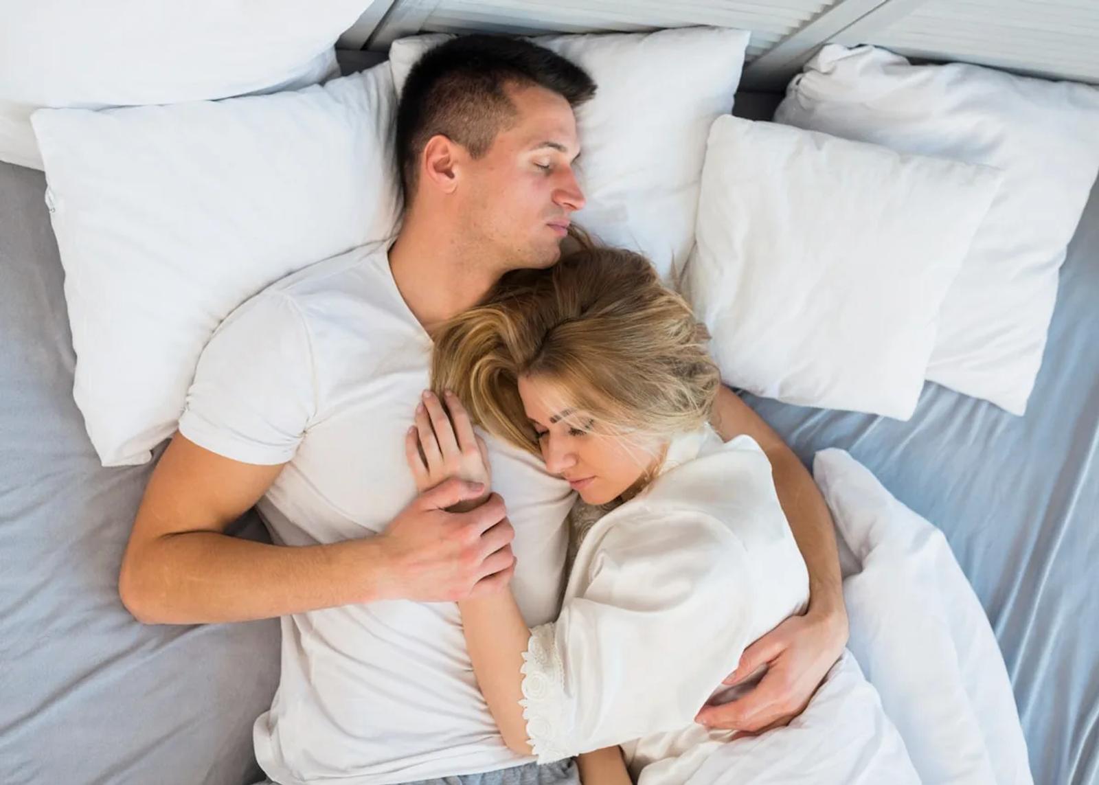 Quelles sont les meilleures positions de sommeil pour un couple ?