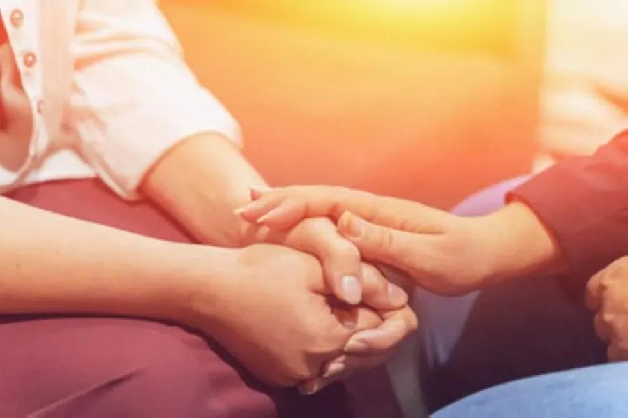 Souffrance après la mort : un long chemin entre douleur et résilience