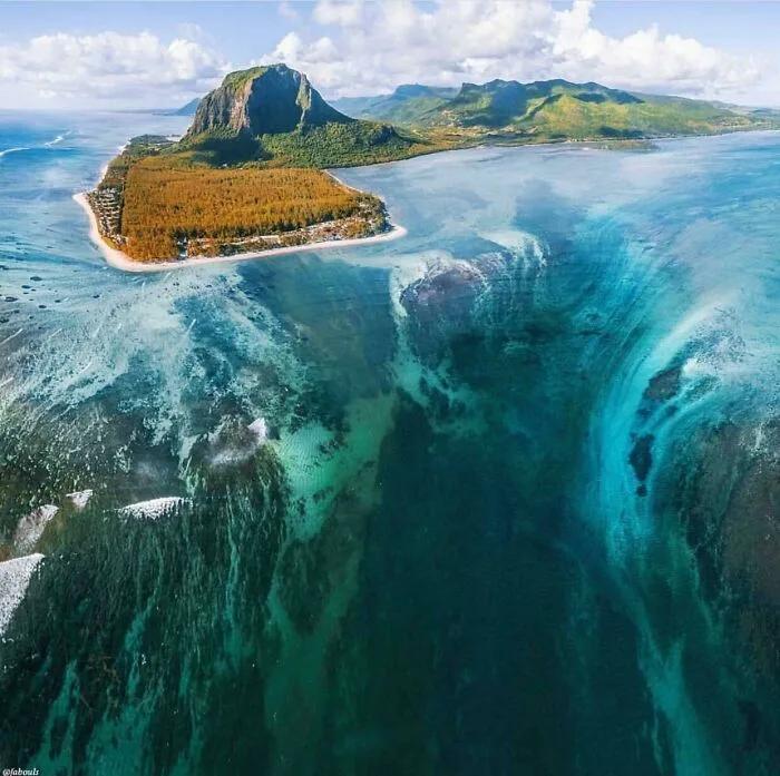 trou dans la mer