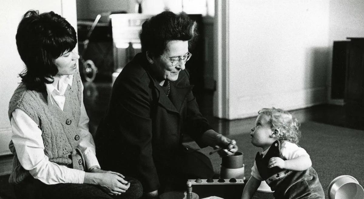 Mary Ainsworth : Expérience de la situation étrange et théorie de l’attachement