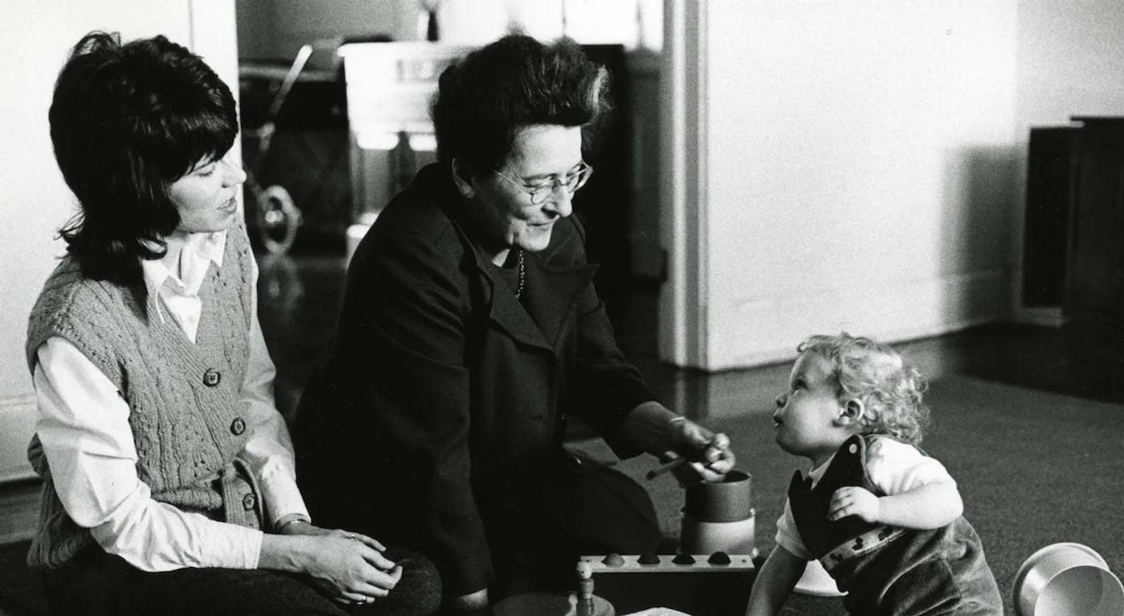 Mary Ainsworth : Expérience de la situation étrange et théorie de l’attachement