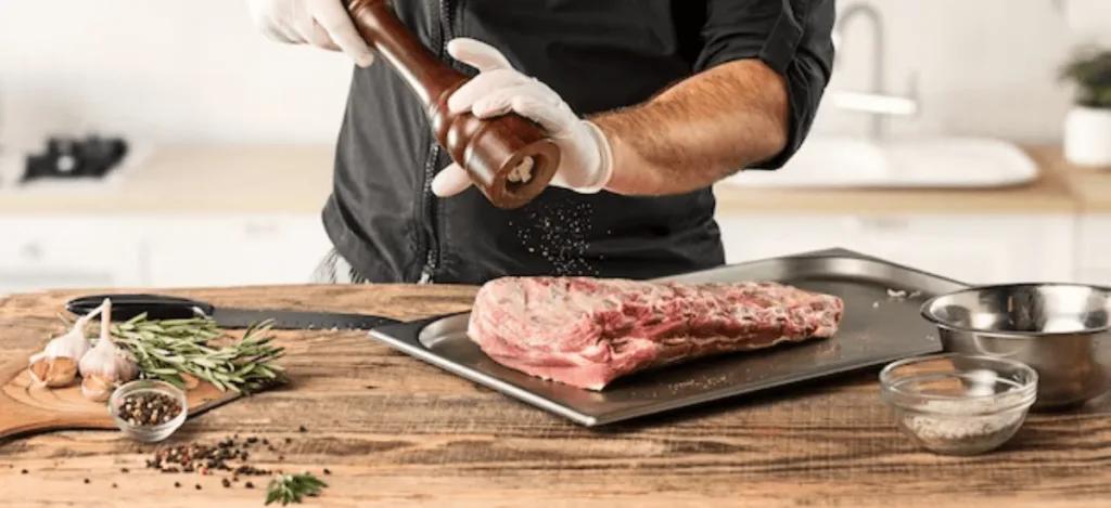 Saler la viande pour l'attendrir