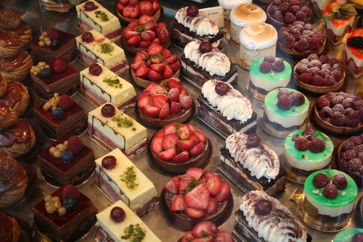 Desserts emblématiques de la pâtisserie française: délices sucrés qui raviront vos papilles