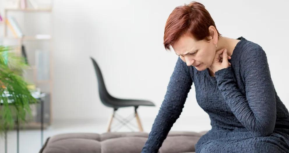À quel âge la fibromyalgie apparaît-elle généralement ?