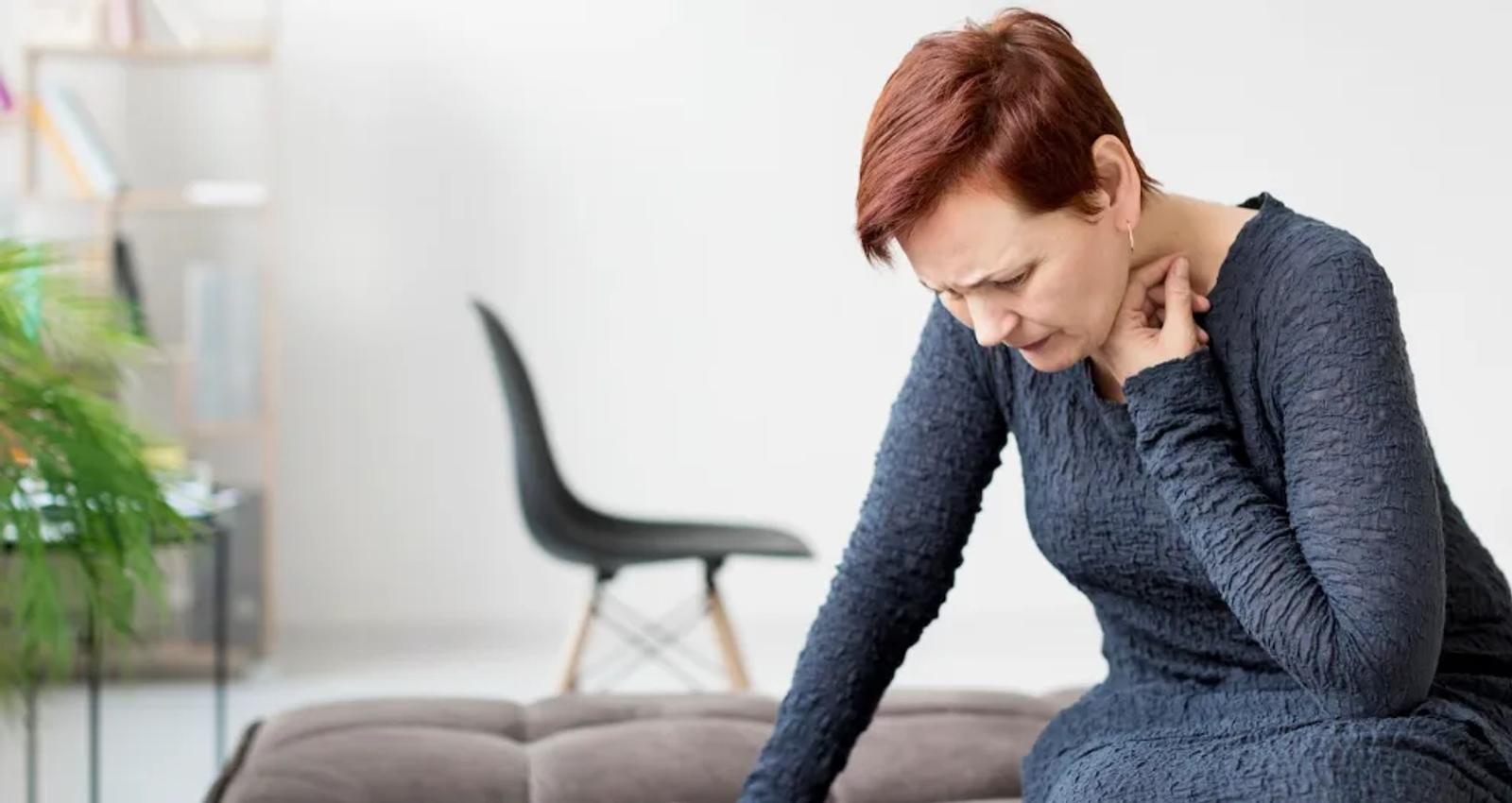 À quel âge la fibromyalgie apparaît-elle généralement ?