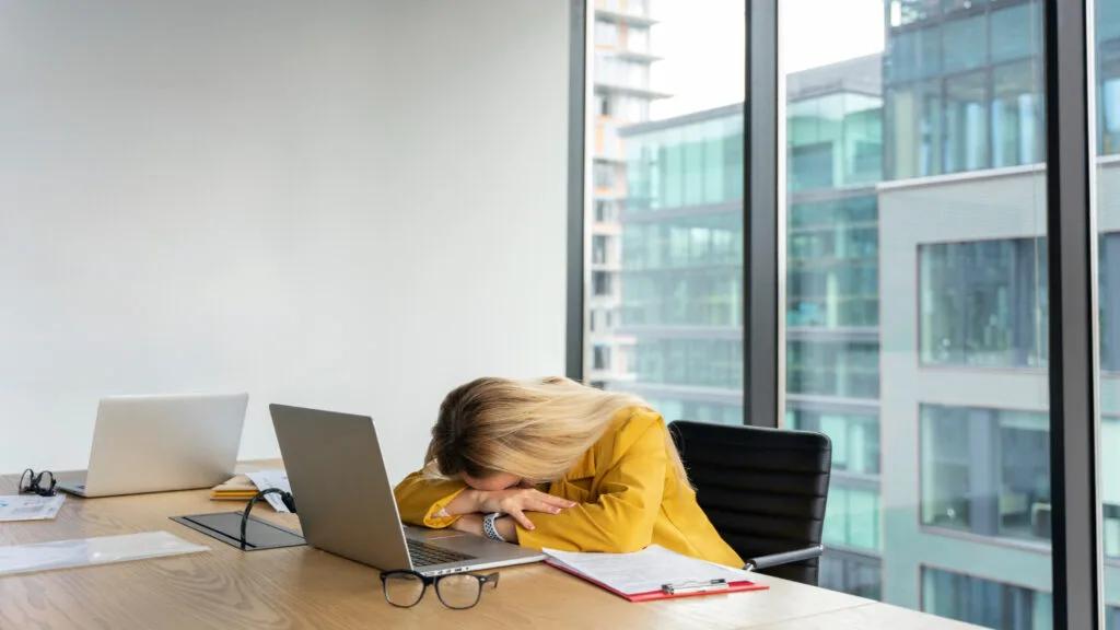 Femme qui dort au travail