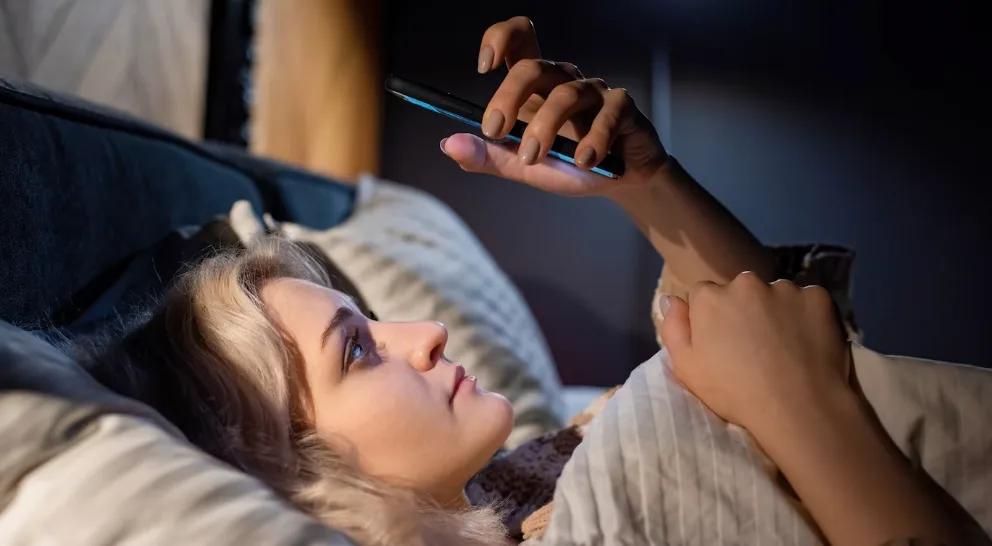 Voici pourquoi vous ne devriez pas dormir avec votre téléphone au lit
