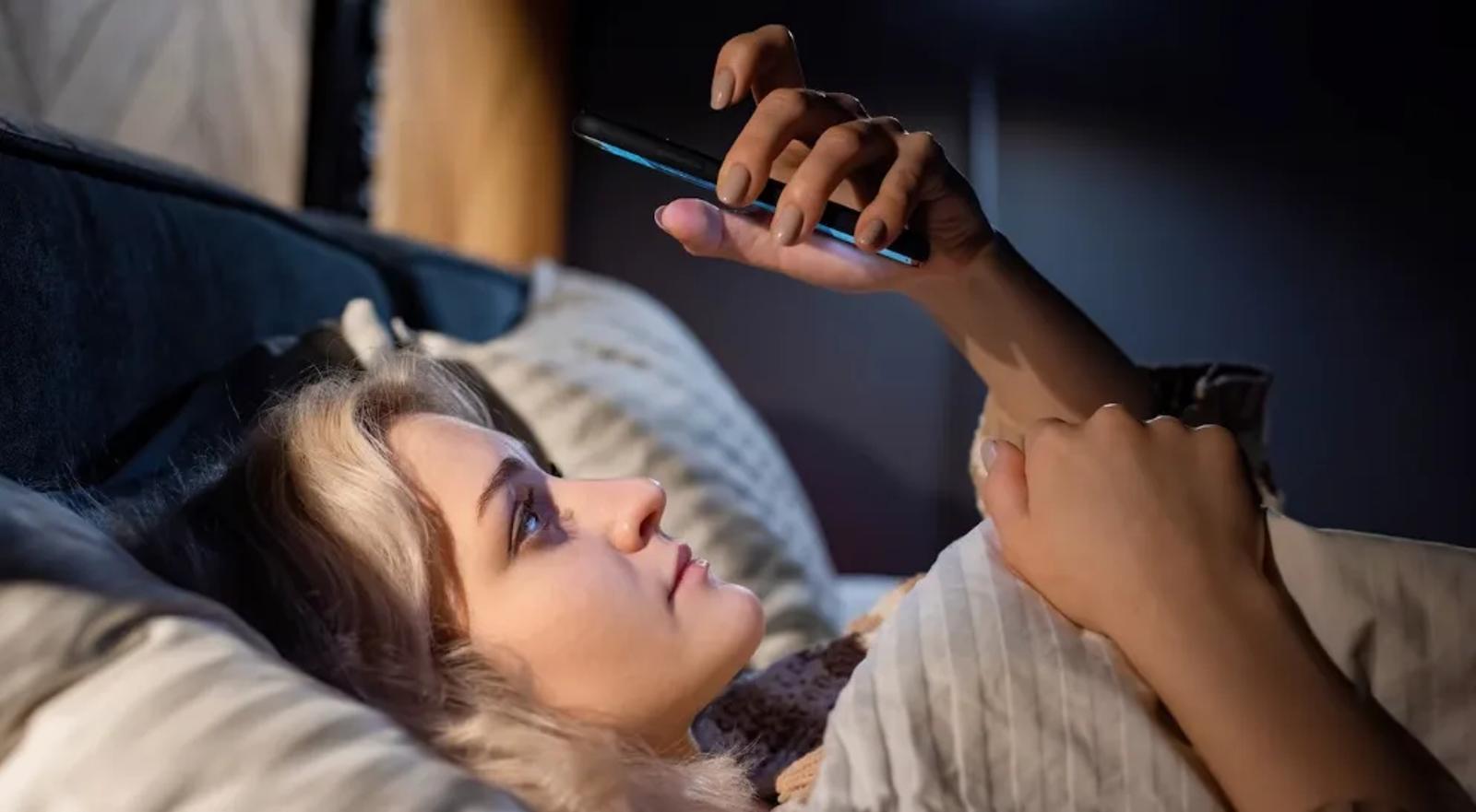 Voici pourquoi vous ne devriez pas dormir avec votre téléphone au lit