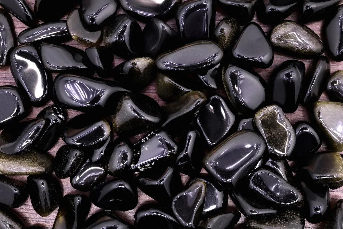 L’Obsidienne noire: vertus, protection et utilisations en lithothérapie
