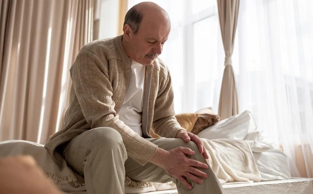 Comment soulager la douleur au genou et bien dormir toute la nuit