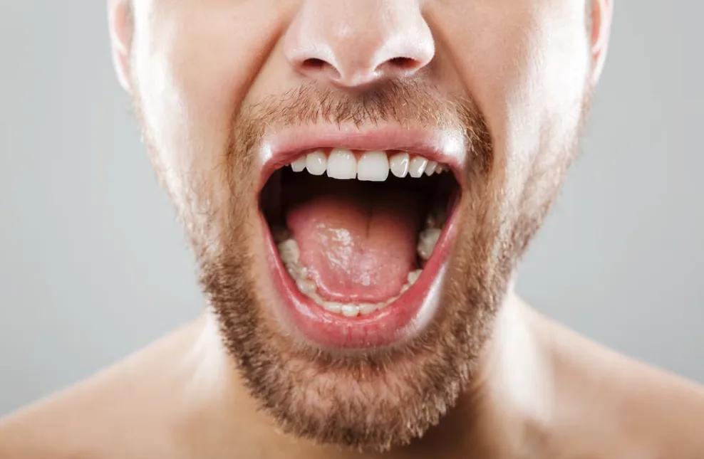 L’anxiété peut-elle provoquer un goût métallique dans la bouche ?