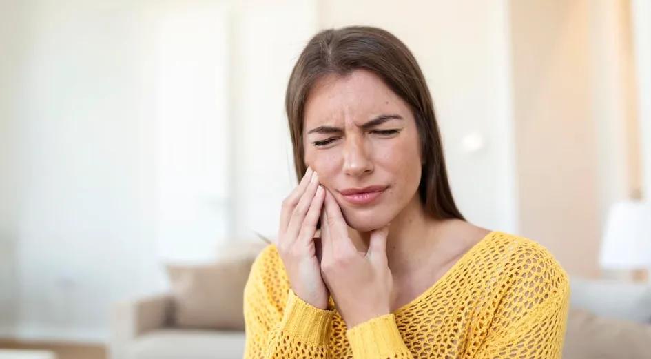 Douleurs et mâchoire bloquée : Causes et conseils pour soulager la tension