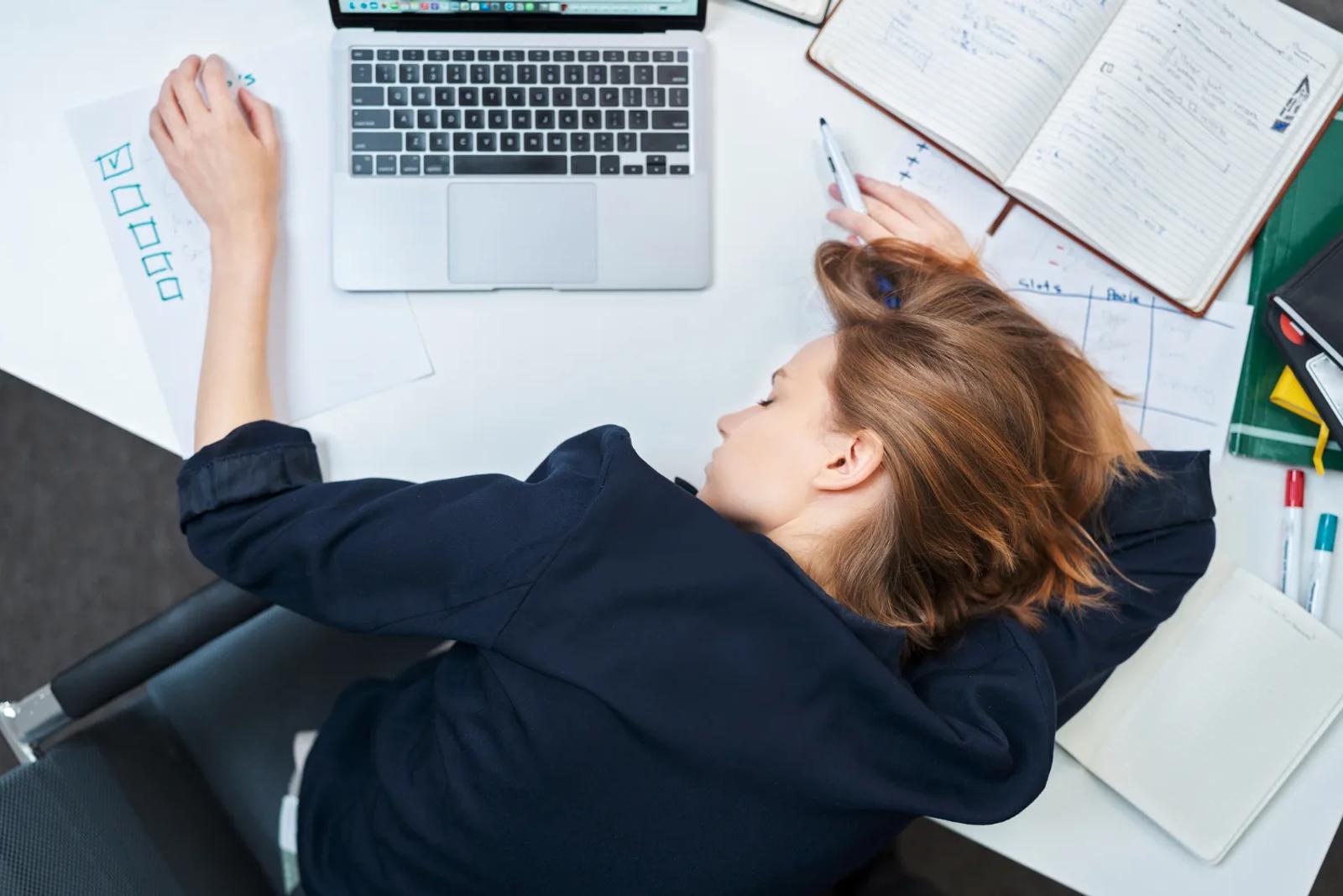 Bienfaits de la sieste au travail sur la productivité et bien-être en entreprise
