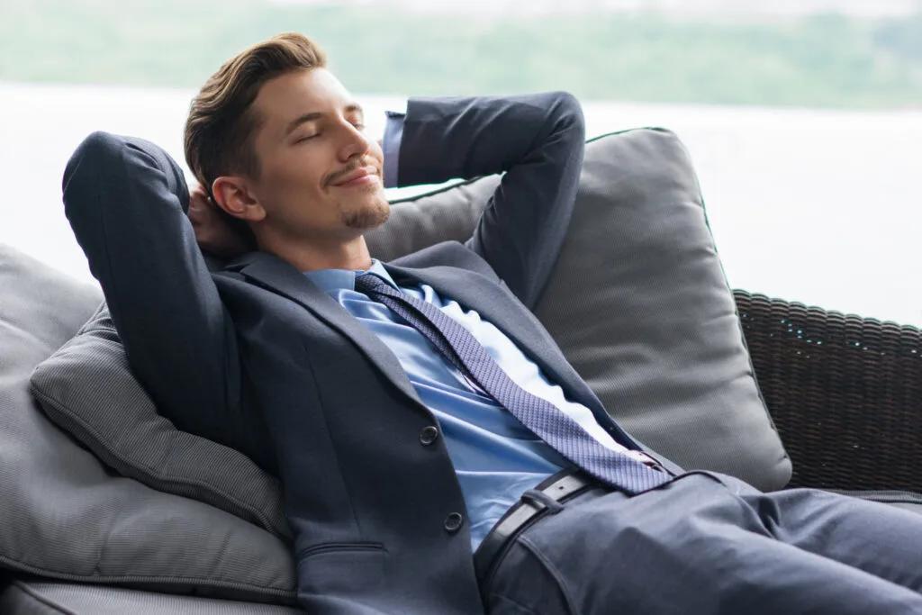 Homme au travail qui dort