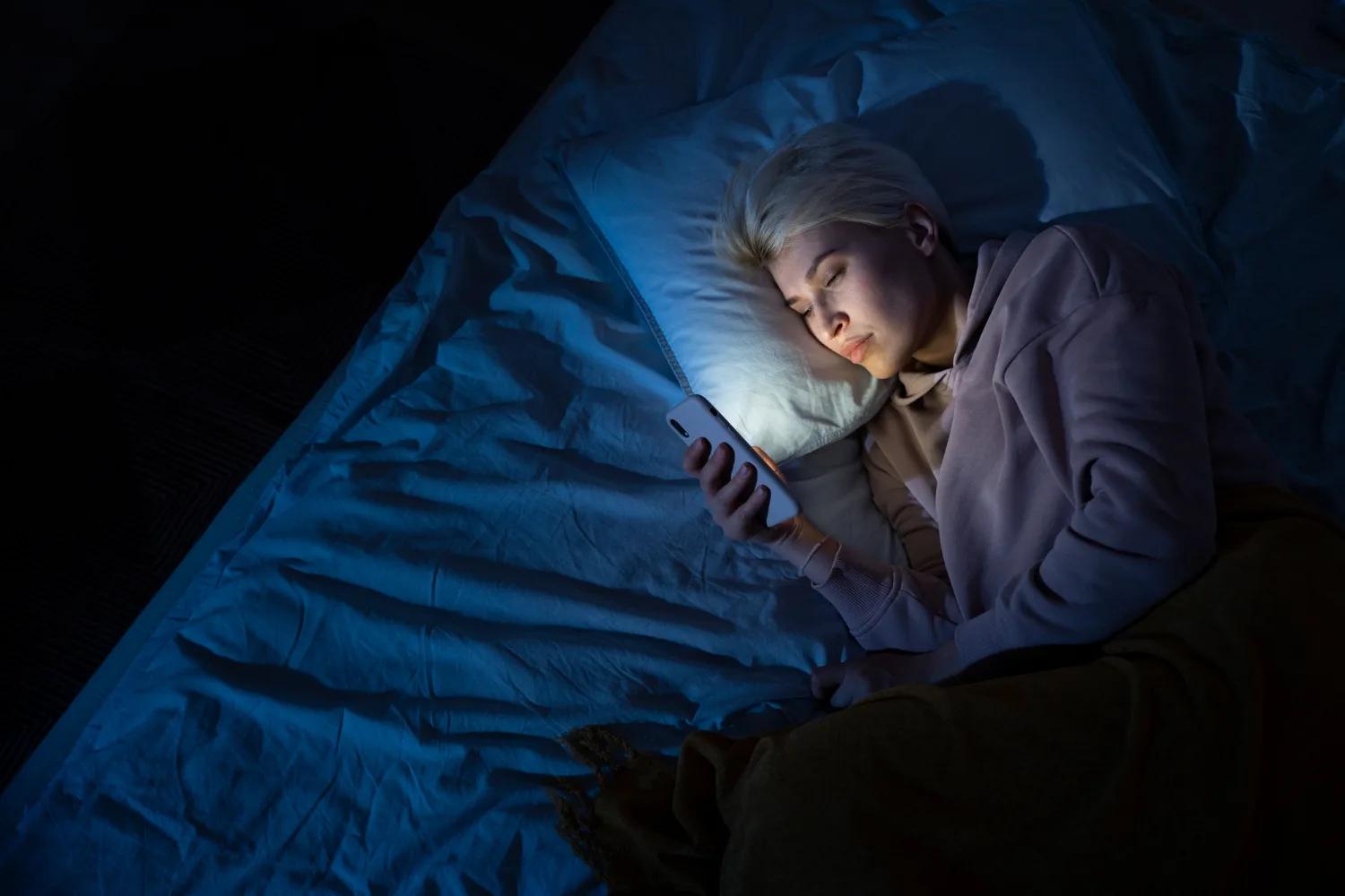 Comment réduire l’exposition à la lumière bleue et améliorer la qualité de son sommeil