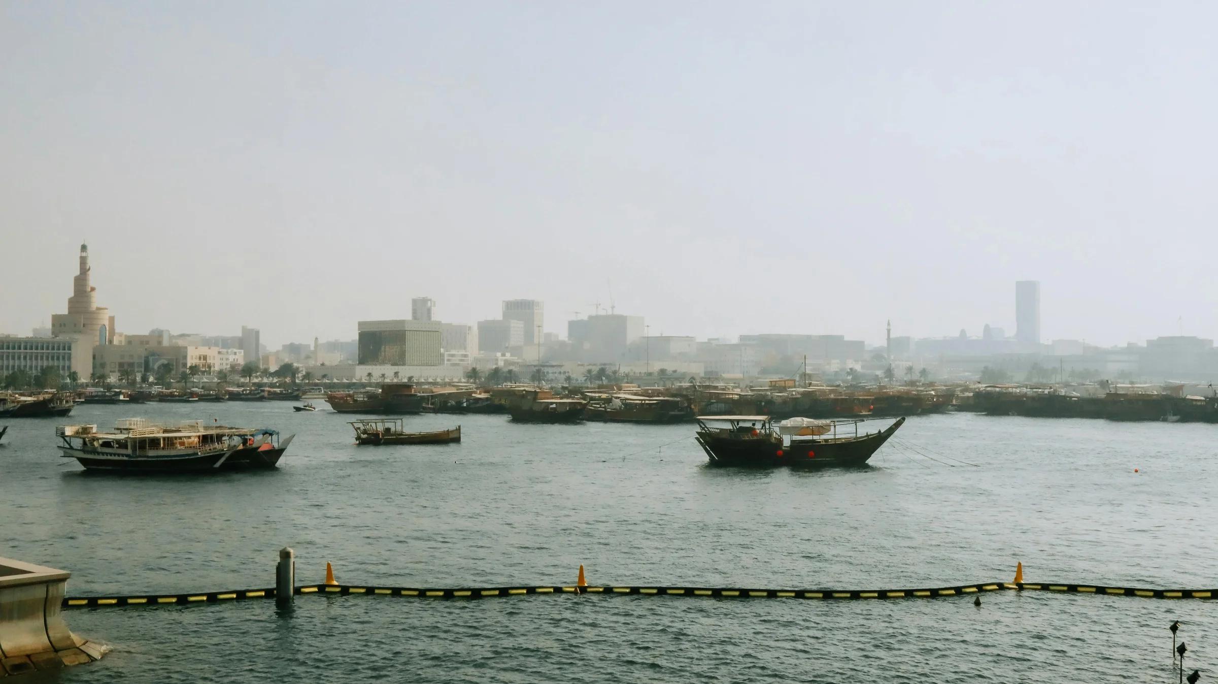 Традиционные деревянные лодки на набережной Дохи