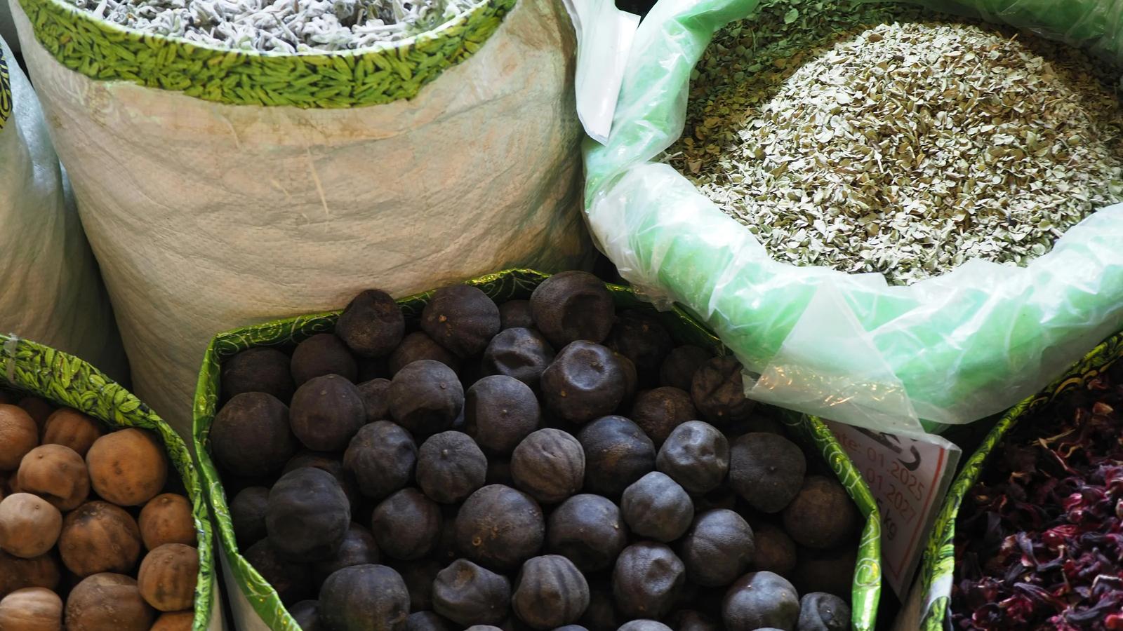 Красочные сушеные травы и фрукты на базаре в Дохе