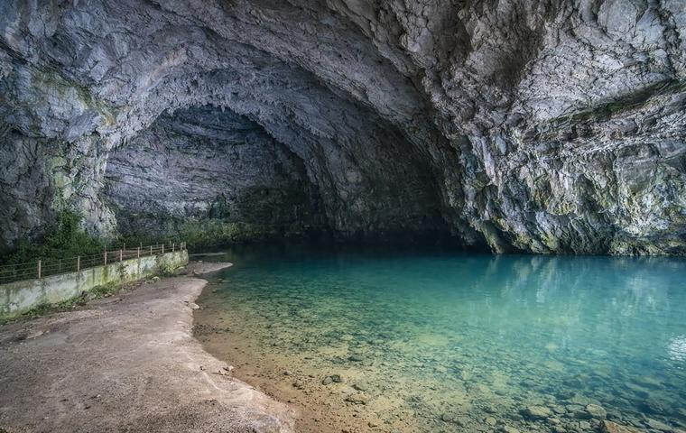 Планинская пещера