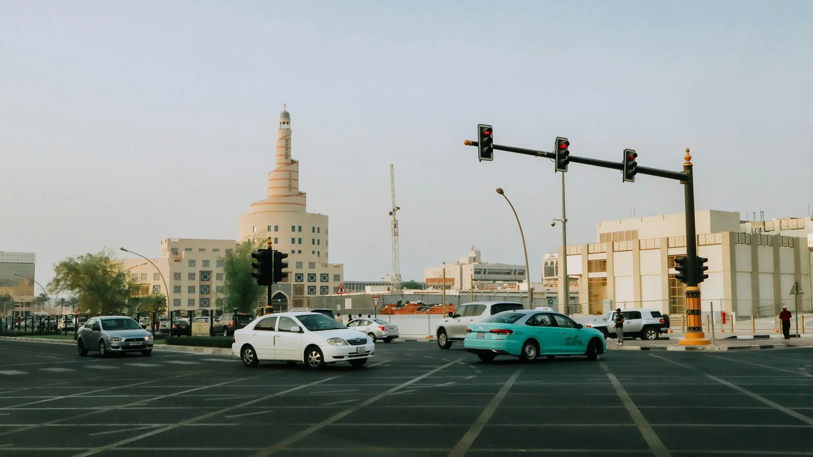 Движение транспорта в Дохе в Исламском культурном центре Фанар
