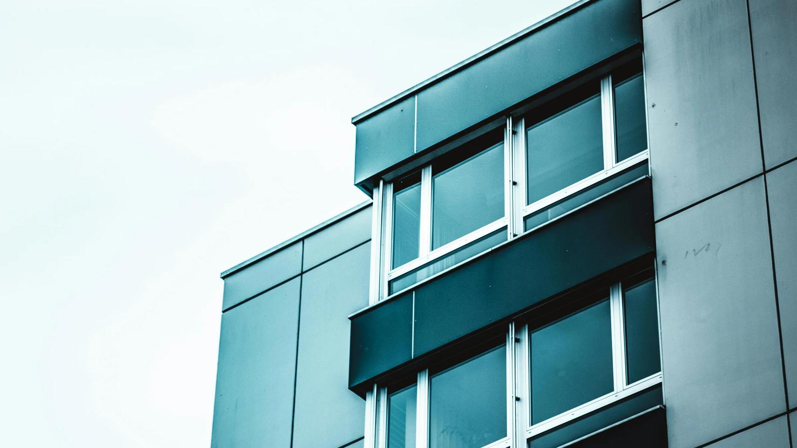 Снимок бетонного здания под низким углом