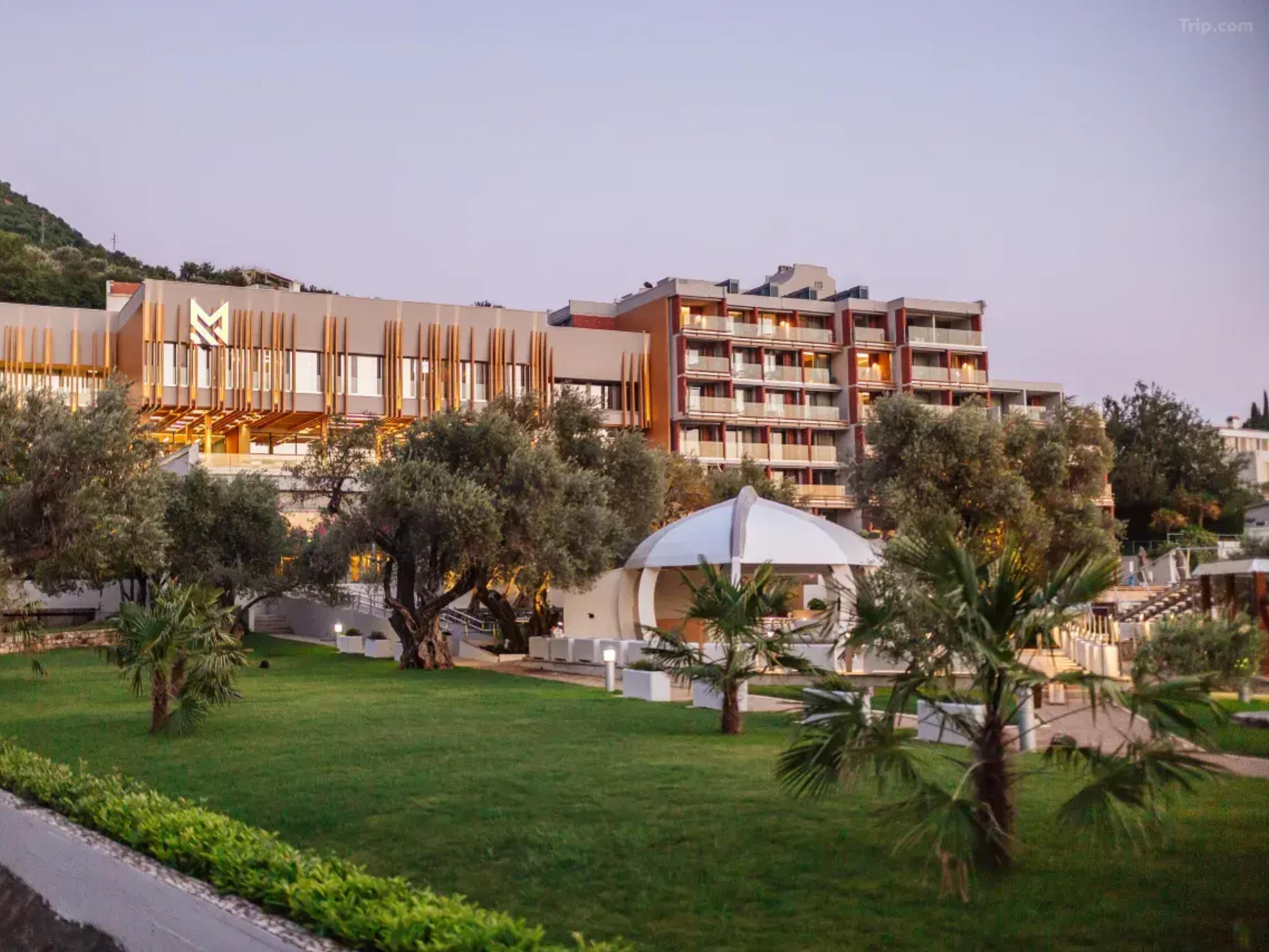 Maestral Resort & Casino