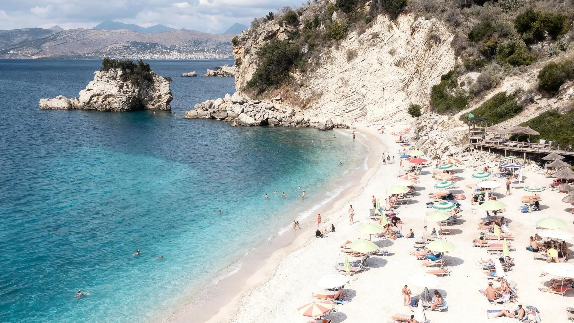 Pasqyra Beach (Mirror Beach)