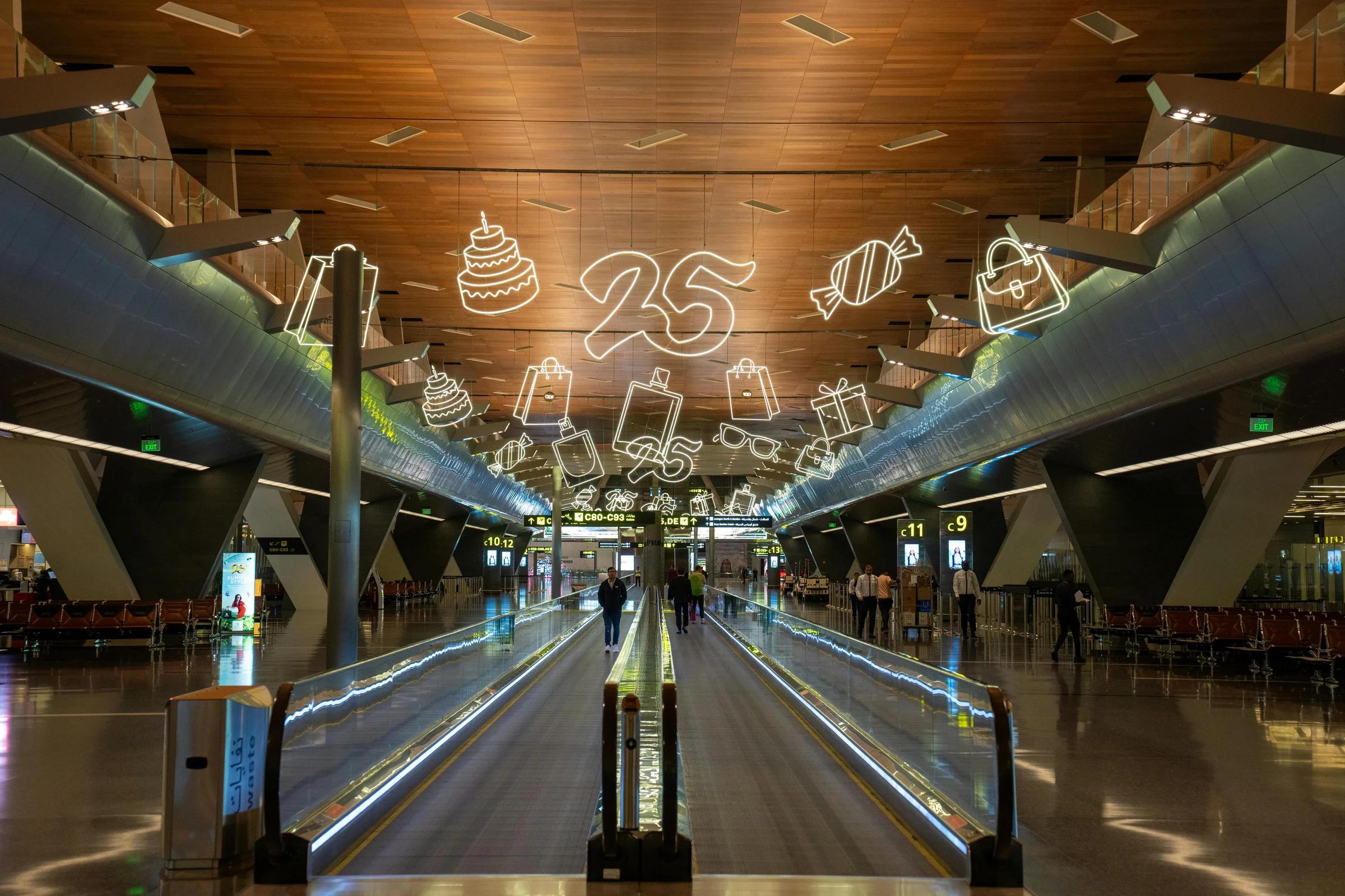 Интерьер международного аэропорта Хамад украшен к празднику