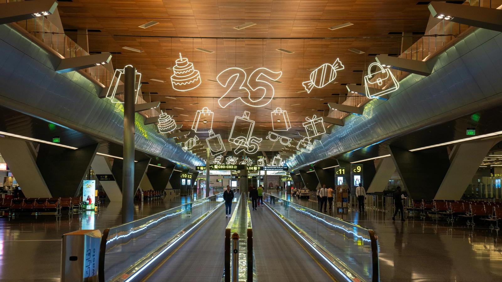 Интерьер международного аэропорта Хамад украшен к празднику