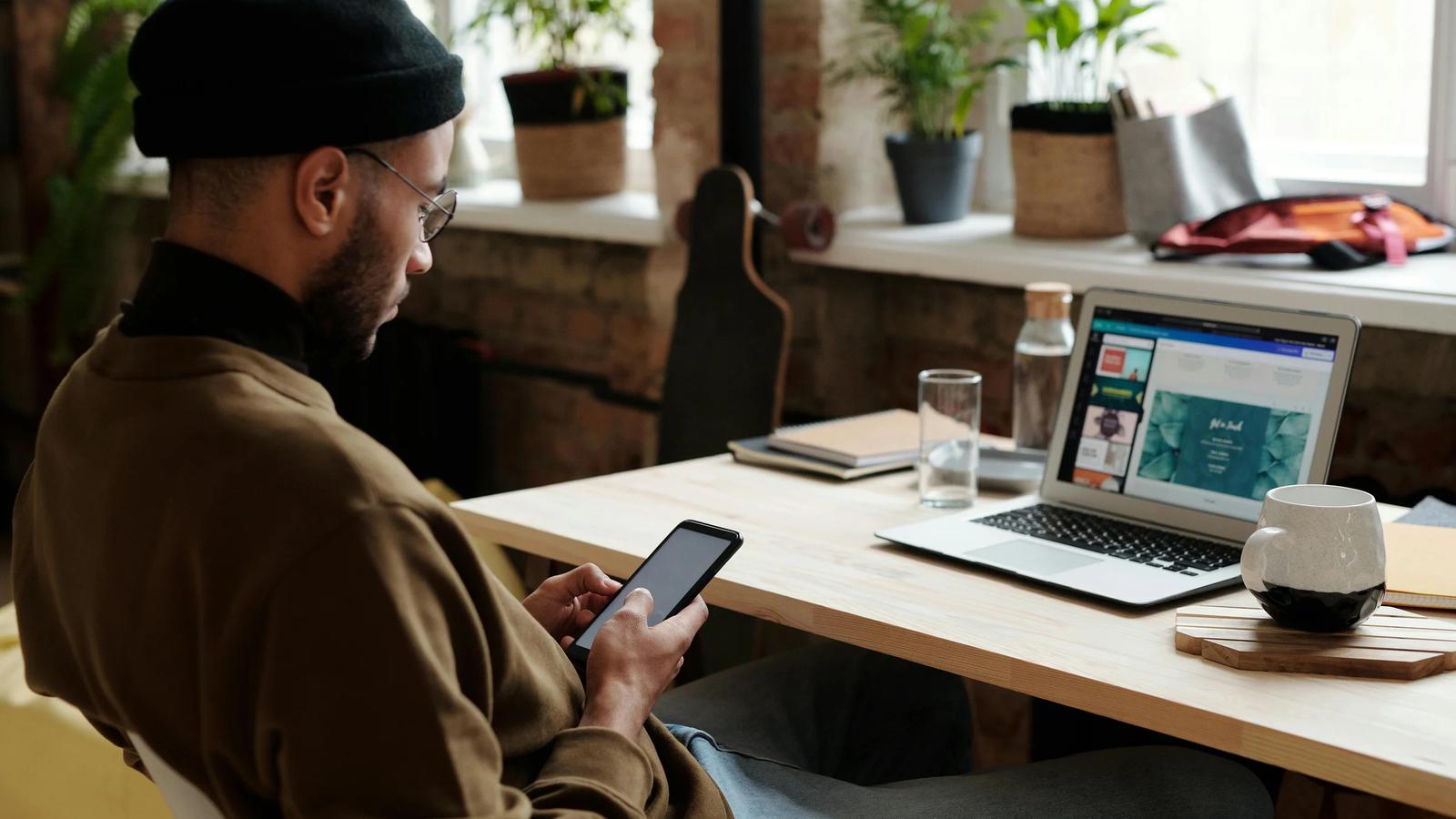 мужчина в коричневой куртке с серебряным I Pad