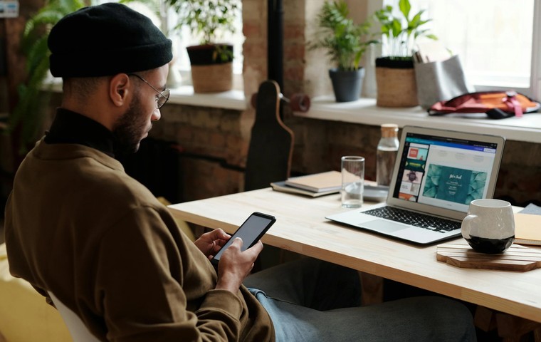 Почему eSIM – безопаснее, чем публичный Wi-Fi