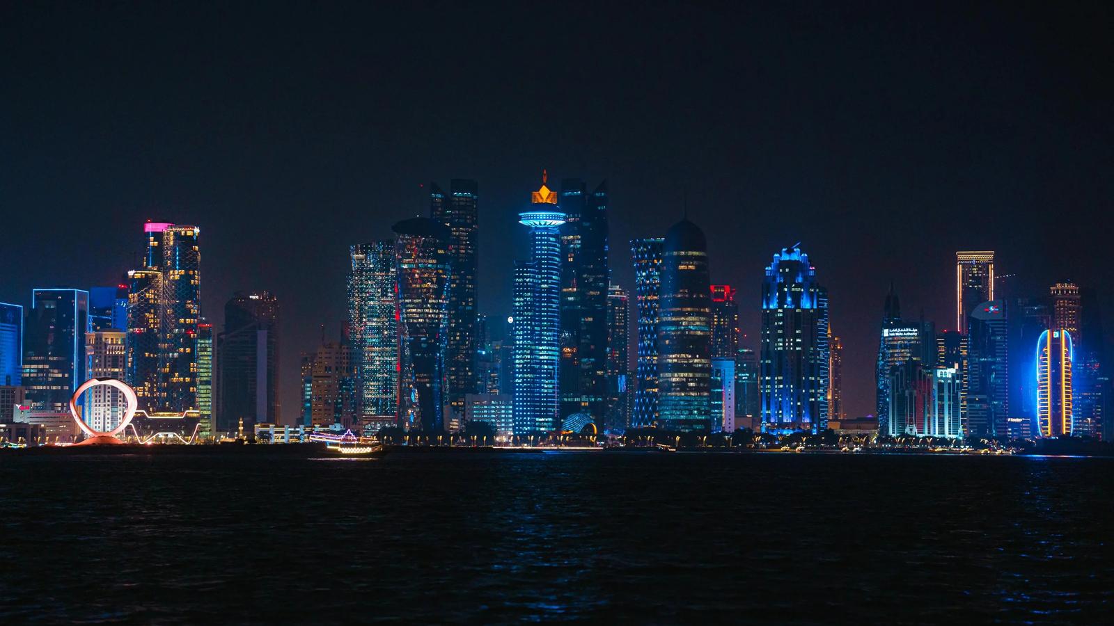 Ослепительный ночной вид на Доху
