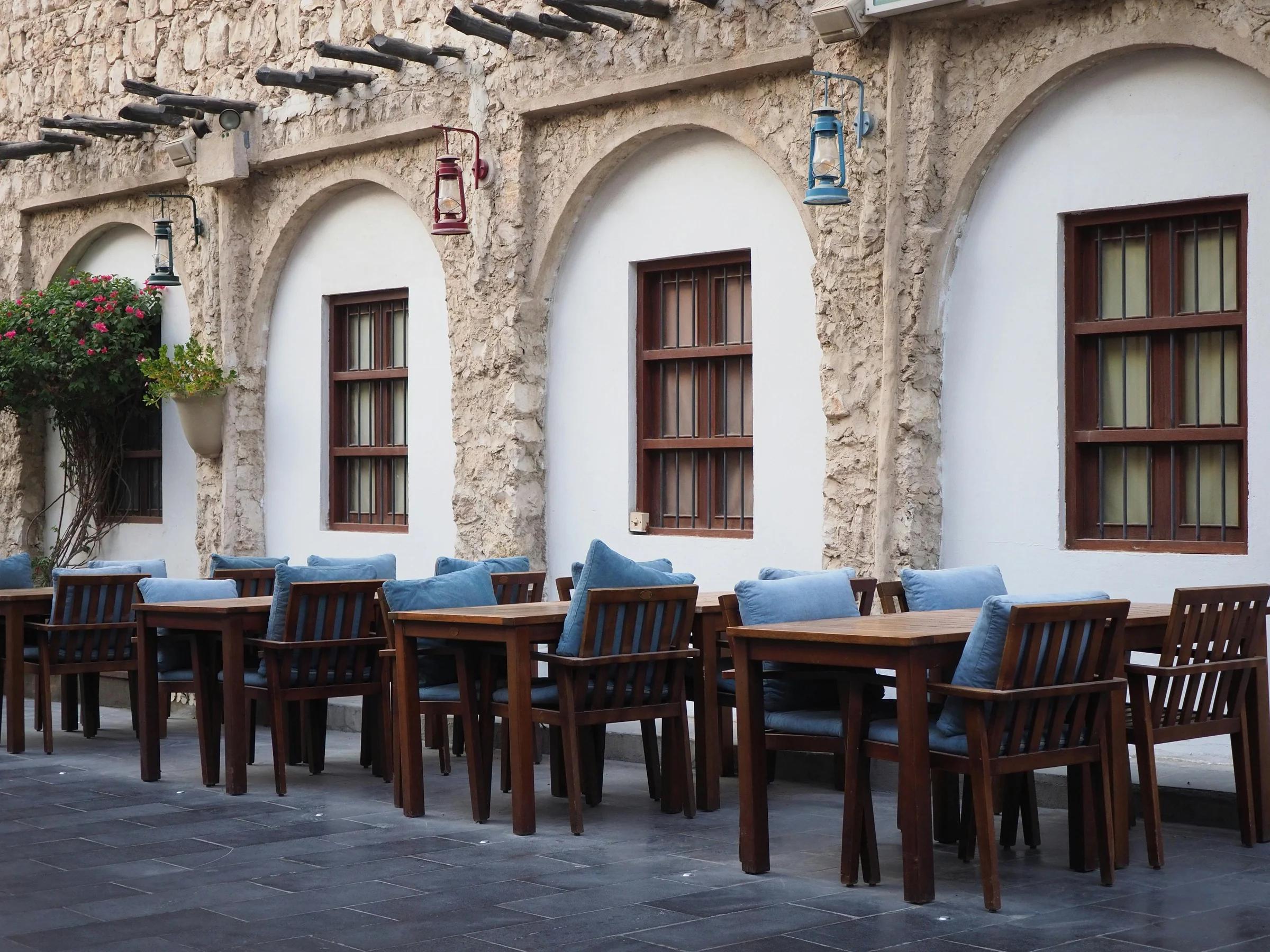 Очаровательное уличное кафе в традиционной обстановке Дохи