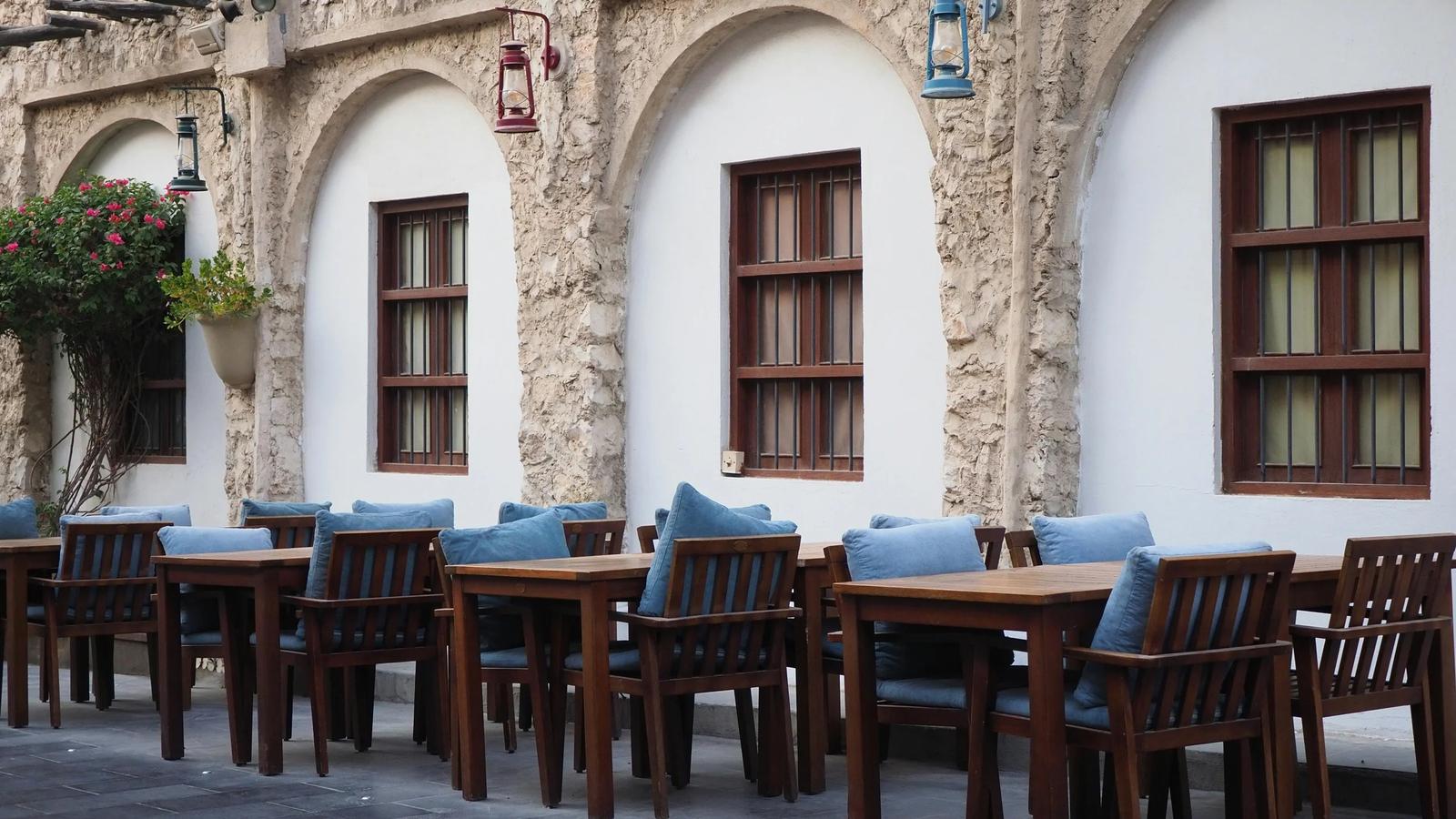 Очаровательное уличное кафе в традиционной обстановке Дохи